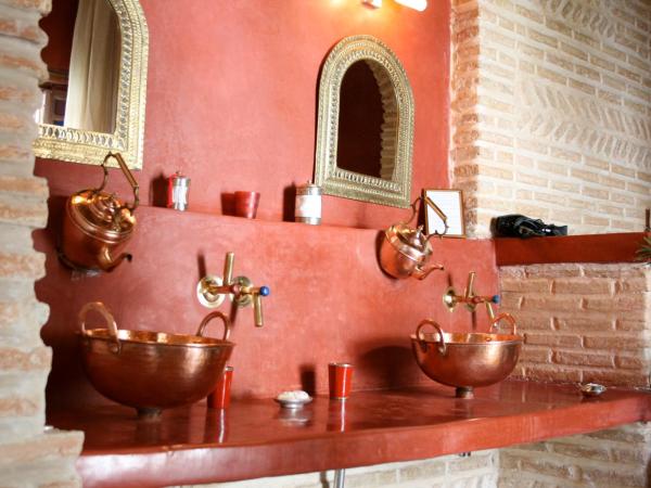 Riad Laaroussa : photo 4 de la chambre chambre double rouge