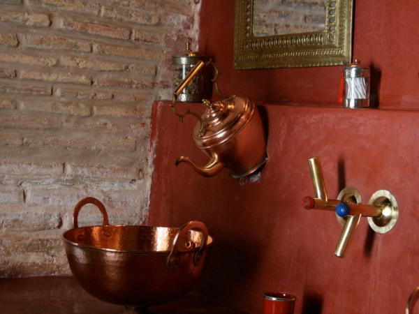 Riad Laaroussa : photo 7 de la chambre chambre double rouge