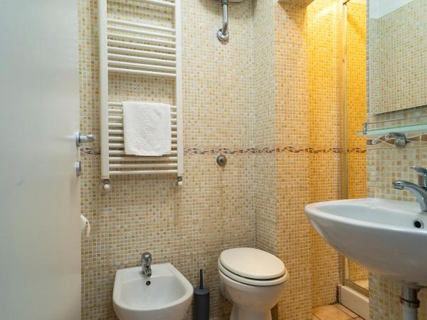 B&B La Cittadella : photo 3 de la chambre chambre double avec salle de bains privative séparée