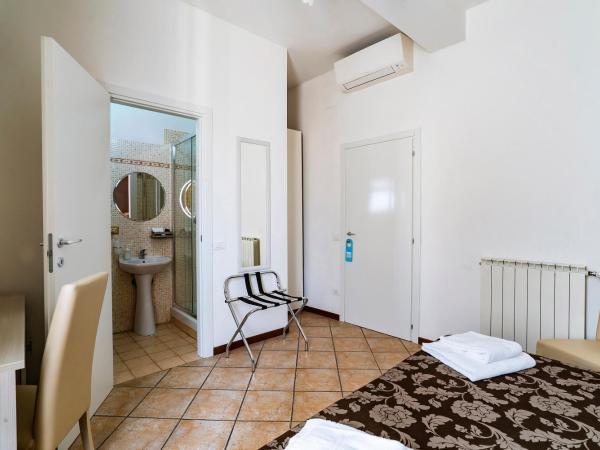 B&B La Cittadella : photo 2 de la chambre chambre double avec salle de bains privative