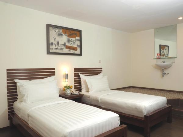 d'primahotel Melawai - Blok M : photo 4 de la chambre chambre lits jumeaux avec toilettes communes