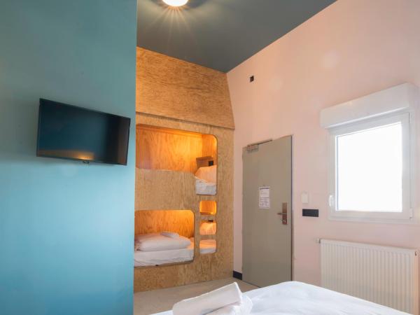 Eklo Bordeaux Centre Bastide : photo 3 de la chambre chambre familiale adaptée aux personnes à mobilité réduite