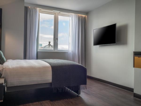 Point A Hotel Edinburgh Haymarket : photo 1 de la chambre hébergement double pour personnes à mobilité réduite avec fenêtre