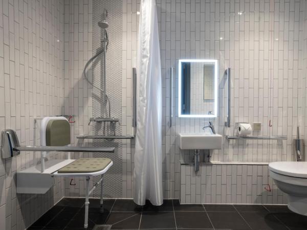 Point A Hotel Edinburgh Haymarket : photo 5 de la chambre hébergement double pour personnes à mobilité réduite avec fenêtre