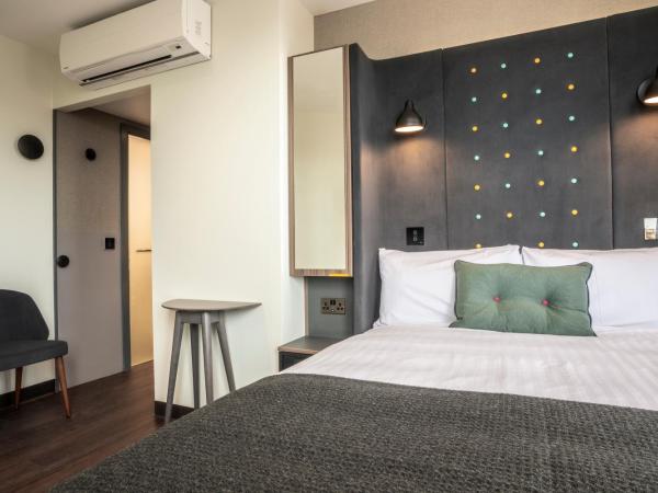 Point A Hotel Edinburgh Haymarket : photo 1 de la chambre hébergement double confortable avec fenêtre