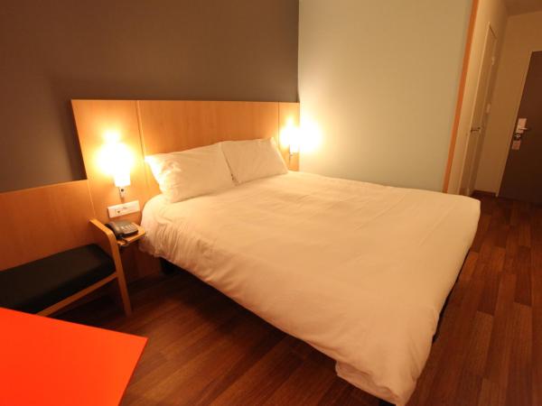 ibis Aurillac : photo 5 de la chambre chambre standard avec 1 lit double