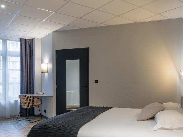 Hôtel Lanjuinais : photo 3 de la chambre chambre familiale adaptée aux personnes à mobilité réduite