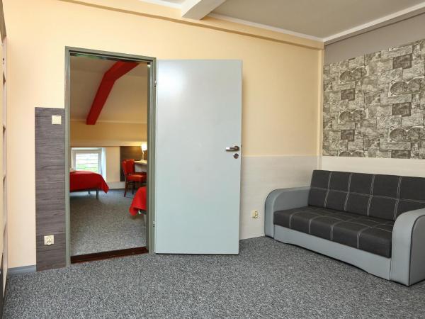 Hotel Przystanek Torun : photo 1 de la chambre chambre quadruple avec salle de bains