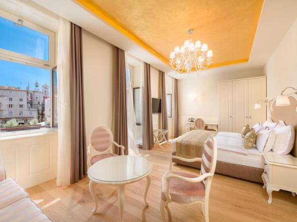 Piazza Heritage Hotel : photo 9 de la chambre chambre double ou lits jumeaux de luxe avec balcon et vue sur la ville