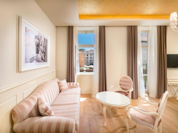 Piazza Heritage Hotel : photo 8 de la chambre chambre double ou lits jumeaux de luxe avec balcon et vue sur la ville