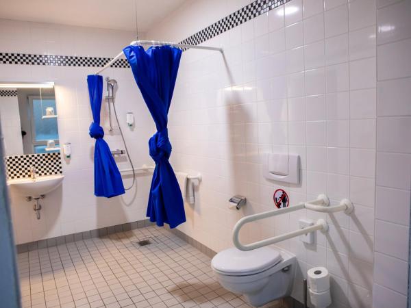 BlnCty Hotel : photo 6 de la chambre chambre lit king-size avec douche accessible en fauteuil roulant - adaptée aux personnes à mobilité réduite