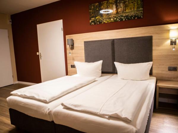 BlnCty Hotel : photo 2 de la chambre chambre lit king-size avec douche accessible en fauteuil roulant - adaptée aux personnes à mobilité réduite