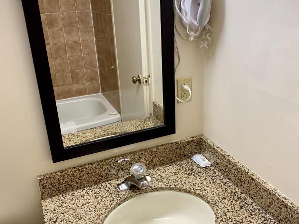 Super 5 Inn : photo 2 de la chambre chambre lit queen-size - non-fumeurs