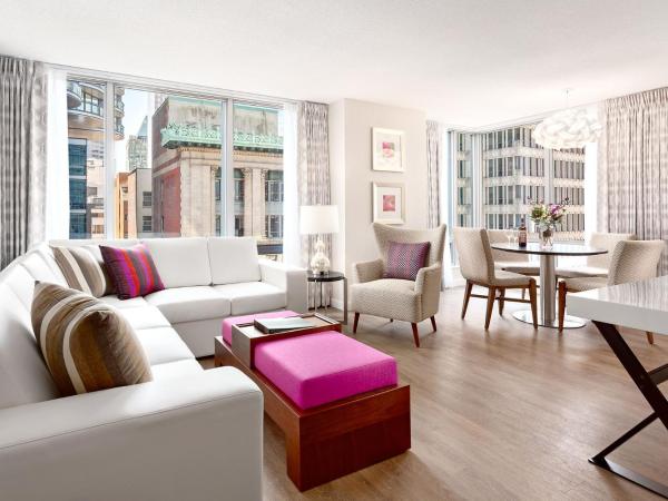 Auberge Vancouver Hotel : photo 2 de la chambre suite lit king-size - vue sur ville