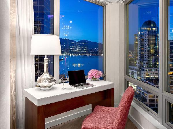 Auberge Vancouver Hotel : photo 3 de la chambre suite exécutive avec lit king-size et vue sur le port