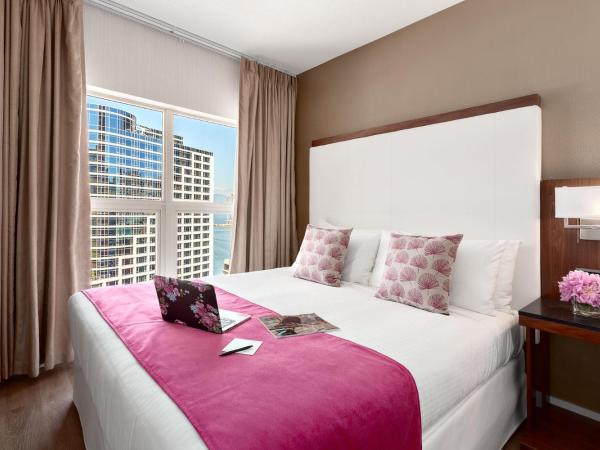 Auberge Vancouver Hotel : photo 5 de la chambre suite exécutive avec lit king-size et vue sur le port