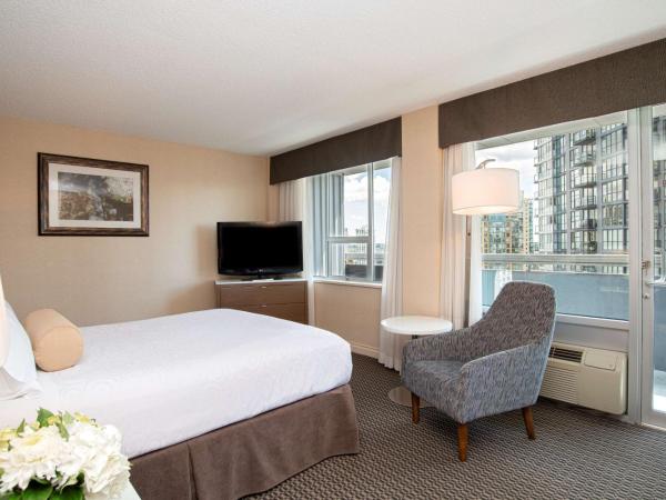 Best Western Premier Chateau Granville Hotel & Suites & Conference Centre : photo 2 de la chambre chambre supérieure lit queen-size avec balcon - non-fumeurs