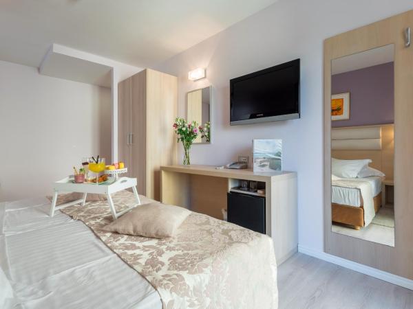 Hotel Maritimo : photo 2 de la chambre chambre lits jumeaux avec balcon et vue sur la montagne