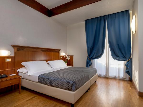 Hotel Bellevue : photo 5 de la chambre chambre double ou lits jumeaux - vue latérale sur mer