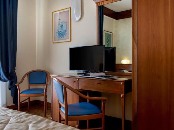 Hotel Bellevue : photo 6 de la chambre chambre triple - vue latérale sur mer