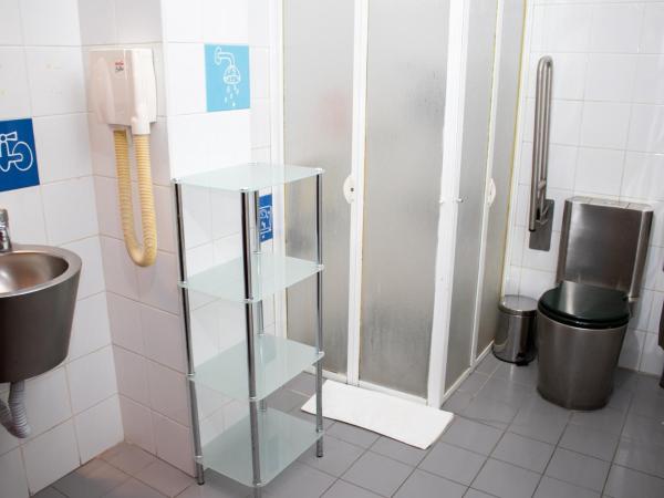 HI Lisboa - Pousada de Juventude : photo 3 de la chambre chambre lits jumeaux pour personnes à mobilité réduite