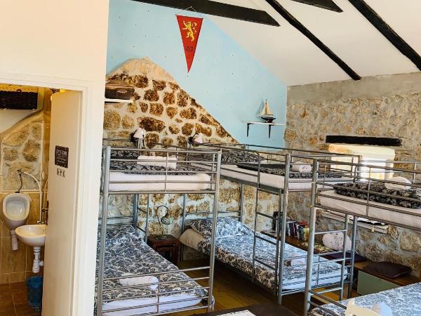 Kingslanding Old Town Hostel : photo 1 de la chambre lit dans dortoir mixte de 6 lits