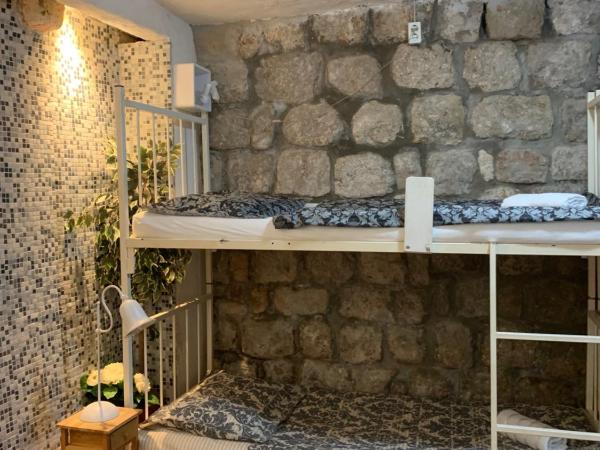 Kingslanding Old Town Hostel : photo 1 de la chambre lit simple en dortoir