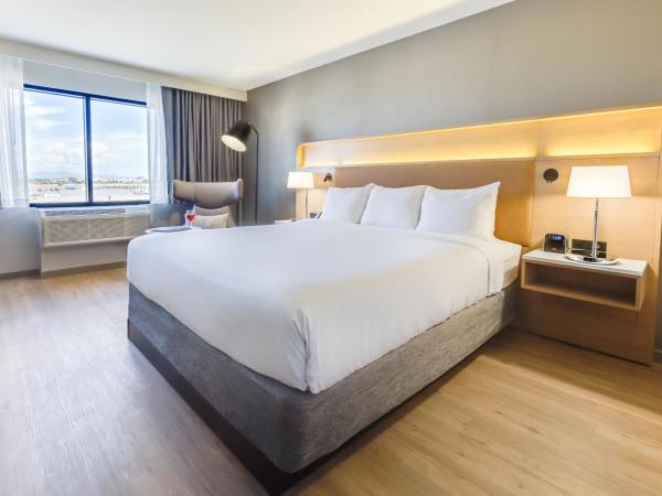 Radisson Hotel Phoenix Airport : photo 2 de la chambre chambre lit king-size pour personnes à mobilité réduite - non-fumeurs