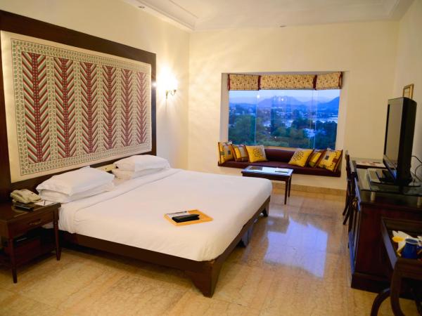 The Lalit Laxmi Vilas Palace : photo 8 de la chambre deluxe double room with lake view- enjoy 10% discount f&b,spa & laundry