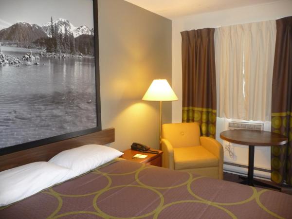 Super 8 by Wyndham Kamloops East : photo 3 de la chambre studio lit queen-size - non-fumeurs