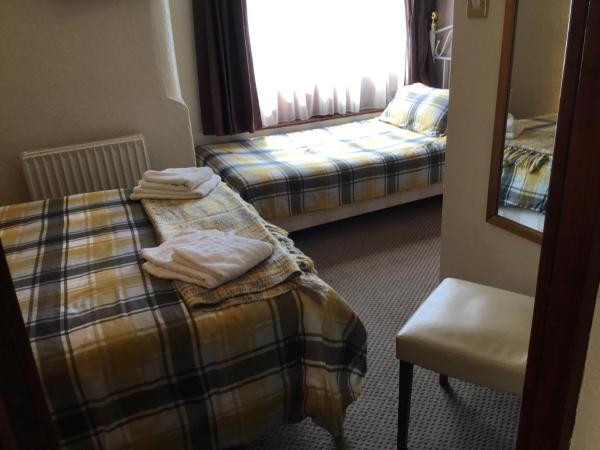 Kirkstall Guest House : photo 1 de la chambre chambre triple avec douche