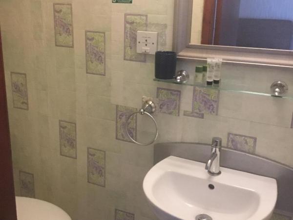 Kirkstall Guest House : photo 2 de la chambre chambre triple avec douche