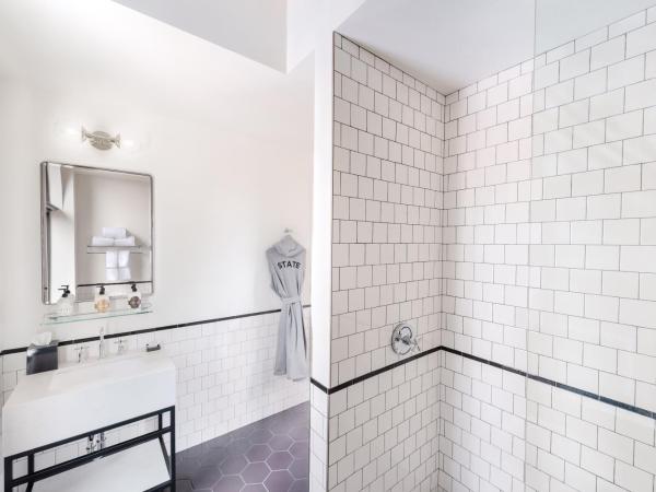 The State Hotel : photo 2 de la chambre chambre lit king-size - vue sur ville