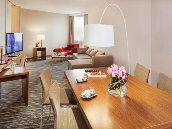 Mövenpick Hotel Geneva : photo 4 de la chambre suite junior lit king-size