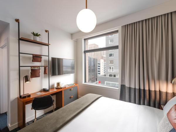 The State Hotel : photo 1 de la chambre chambre lit king-size - vue sur ville