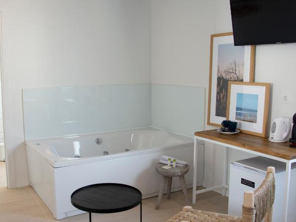 YOU & CO. Saler Beach Boutique : photo 5 de la chambre suite junior avec baignoire spa