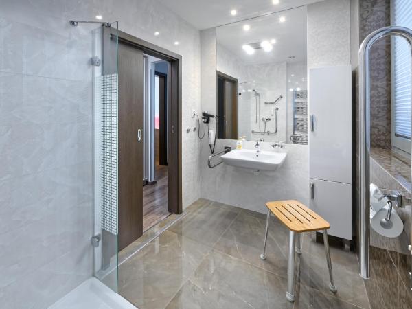 Hotel Aura Design & Garden Pool : photo 3 de la chambre chambre triple avec accès à la piscine