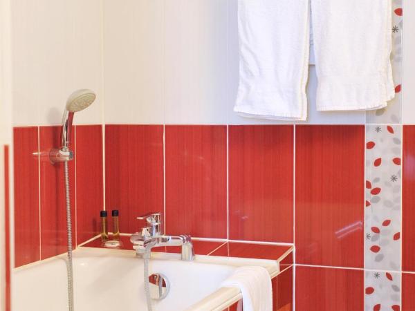 HOTEL DE PARIS MONTPARNASSE : photo 8 de la chambre chambre double supérieure - vue sur ville