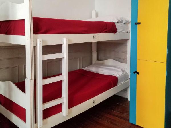 Voyage Recoleta Hostel : photo 1 de la chambre lit dans dortoir de 4 lits avec salle de bains privative