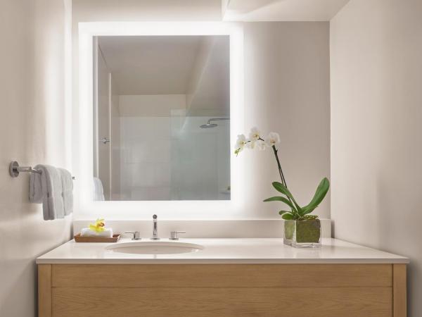 'Alohilani Resort Waikiki Beach : photo 5 de la chambre chambre lit king-size - vue partielle sur océan