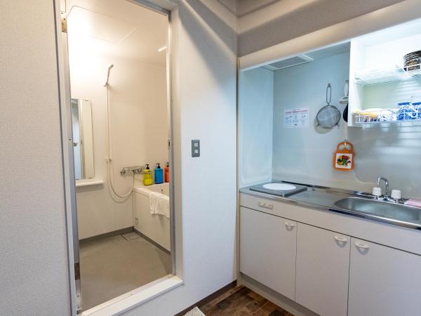 Clover House Sapporo : photo 2 de la chambre chambre quadruple avec baignoire