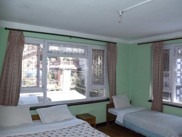 Family Peace House, Kathmandu : photo 3 de la chambre chambre triple avec salle de bains privative