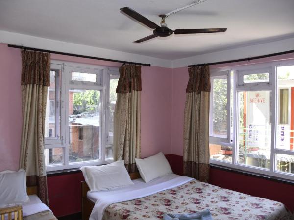 Family Peace House, Kathmandu : photo 1 de la chambre chambre triple avec salle de bains privative