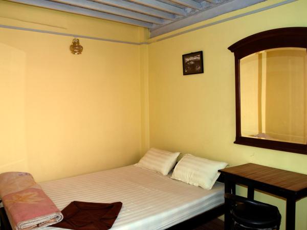Family Peace House, Kathmandu : photo 4 de la chambre chambre double avec toilettes communes