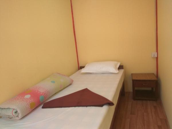 Family Peace House, Kathmandu : photo 3 de la chambre chambre simple avec toilettes et douche communes