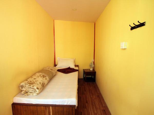 Family Peace House, Kathmandu : photo 2 de la chambre chambre simple avec toilettes et douche communes