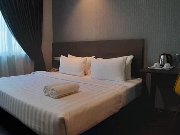 MIICO Hotel @ Mount Austin : photo 10 de la chambre chambre avec lit king-size et fenêtre