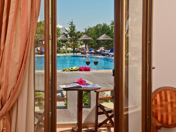Naxos Resort Beach Hotel : photo 2 de la chambre chambre triple - vue sur la piscine