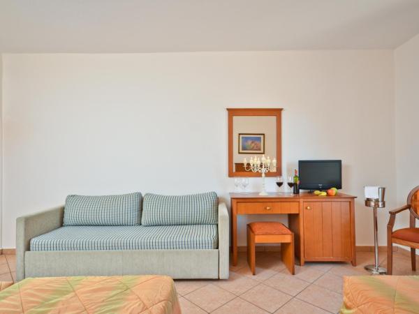Naxos Resort Beach Hotel : photo 3 de la chambre chambre triple - vue sur la piscine