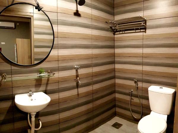 Tc theme park Guest house : photo 5 de la chambre chambre familiale avec balcon